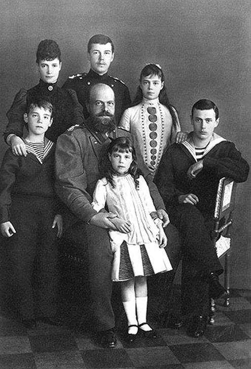 Семья императора Александра III, 1888 г. Ольга Александровна в центре с отцом