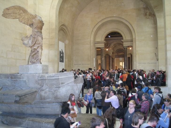 Ника Самофракийская является одним из главных шедевров, экспонирующихся в Лувре.