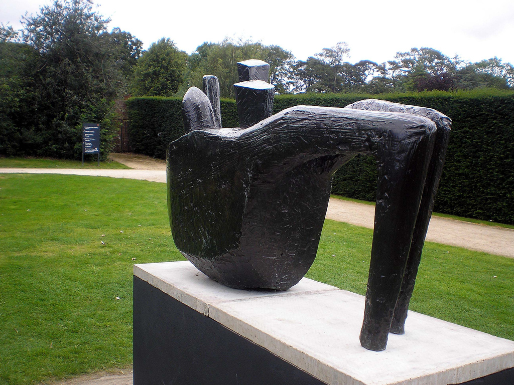 Кеннет Армитидж. Рисунок на спине. Йоркширский парк скульптуры, Великобритания.