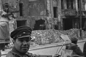 Берлин, Май 1945.
Китайко - художник студии им. Грекова на этюдах. Источник http://waralbum.ru/