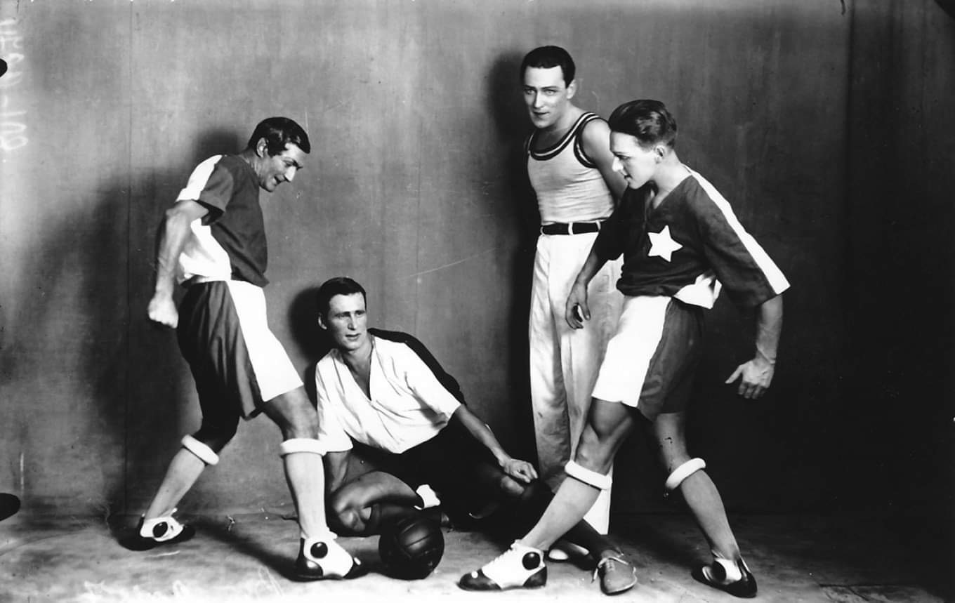 Футбольная сцена из балета «Золотой век». Фото. 1930.

Источник иллюстрации: Викимедиа