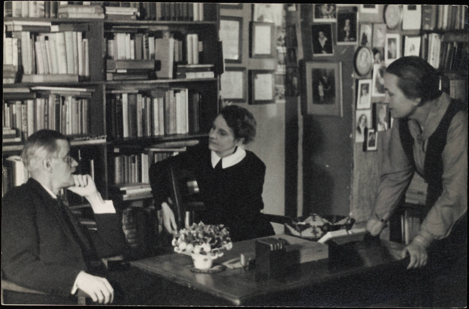 Джеймс Джойс, Сильвия Бич и Адриенна Монье в книжном магазине "Shakespeare and Company". Париж, 1920. Источник иллюстрации: Викимедиа